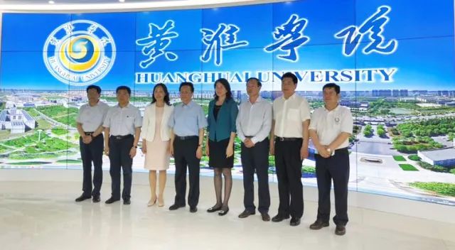 中華職業(yè)教育社理事長(zhǎng)陳昌智、河南省副省長(zhǎng)霍金花一行參觀展廳